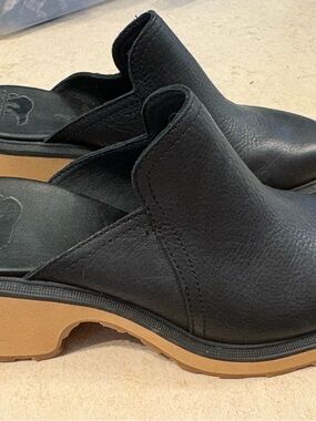 Sorel Black Leather Slip-On Mule Clogs with Tan Sole